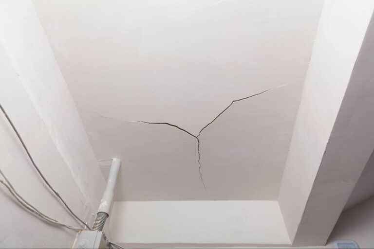 ซ่อมฝ้าเพดานทำด้วยตัวเองได้หรือไม่ อาจอันตรายหากไม่ระมัดระวัง